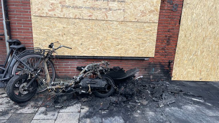 Voor het huis stond ook een scooter die is afgebrand 