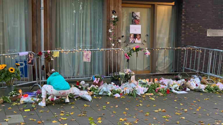 Steeds meer bloemen op herdenkingsplek voor Hebe en Sanne (foto; Jan Peels)