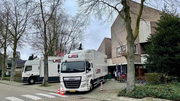 De verhuizers zijn druk bezig bij de Beukenhof in Putte (foto: Erik Peeters).         