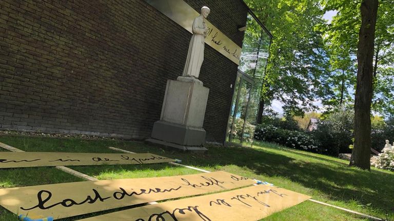 Borden met een citaat waarin Peerke Donders zich uitspreekt tegen slavernij zijn bij het Peerke Donders Paviljoen gehangen. Foto: Omroep Brabant.