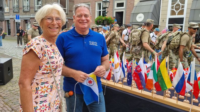 Jacqueline en Leon van Ham bij de tafel met vlaggen. (Foto: Leon Voskamp)