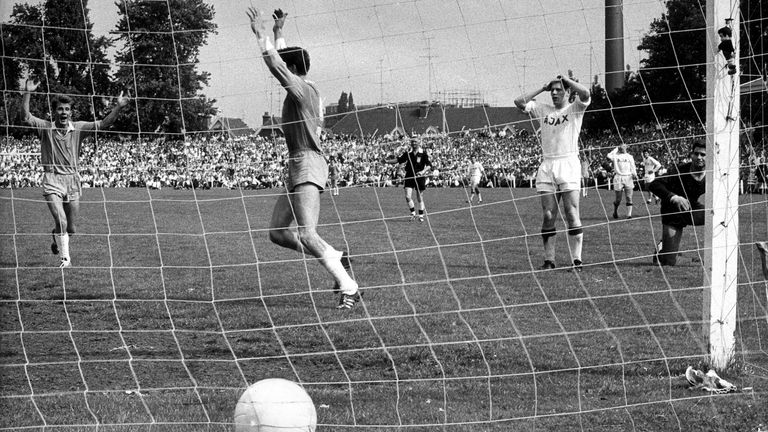 PSV-spelers juichen tijdens de 5-2 overwinning op Ajax in 1963 (Foto: ANP)