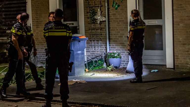 Agenten bij de huizen aan de Scarlattistraat in Tilburg (foto: Toby de Kort/SQ Vision).