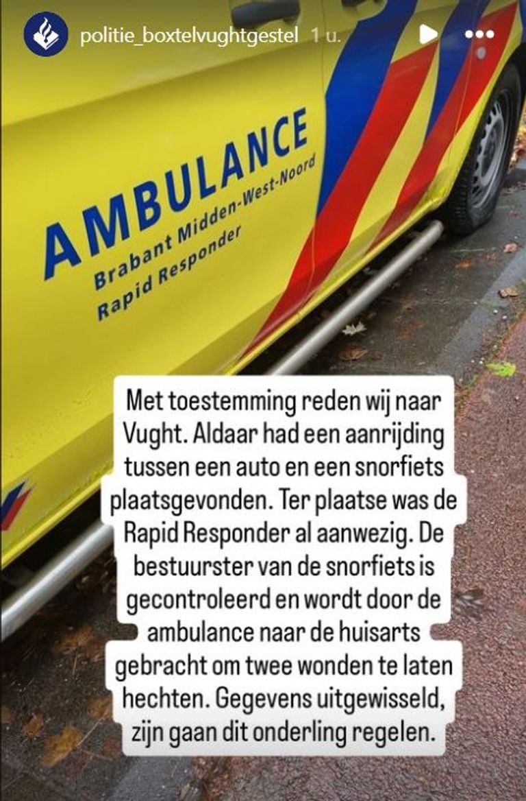 Een ambulance bracht de snorfietser naar de huisarts (foto: Instagram politie Boxtel-Vught-Gestel). 