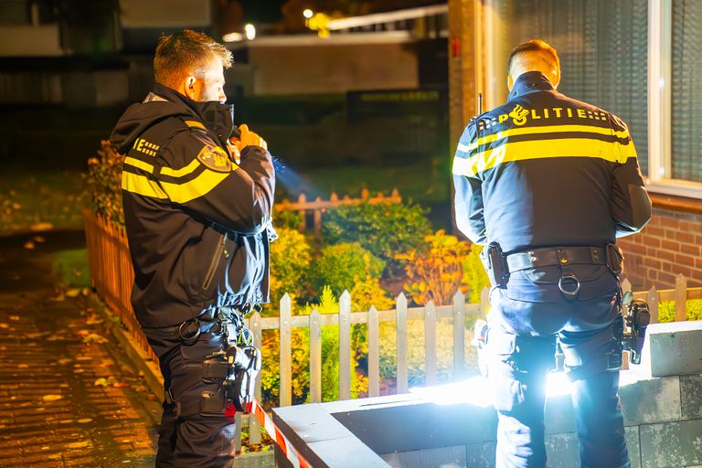 De politie doet onderzoek na de explosie aan de Wagenaarstraat in Oss (foto: Gabor Heeres/SQ Vision).