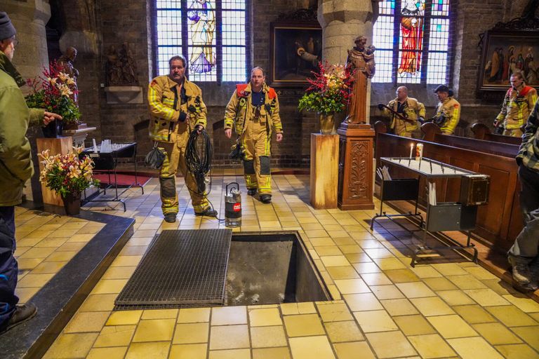 De brandweer kwam naar de kerk in Heeze vanwege wateroverlast (foto: Dave Hendriks/SQ Vision).