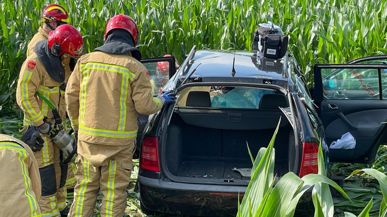 De brandweer bevrijdde de bestuurder uit de auto (foto: Harrie Grijseels/SQ Vision).