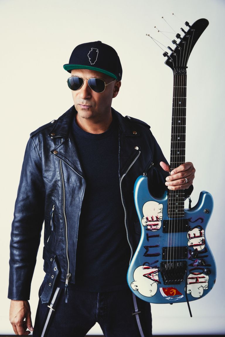 Tom Morello komt de Guitar Award in Bergen op Zoom in ontvangst nemen.