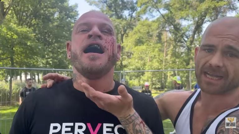 Na afloop van een gevecht (Beeld: YouTube).