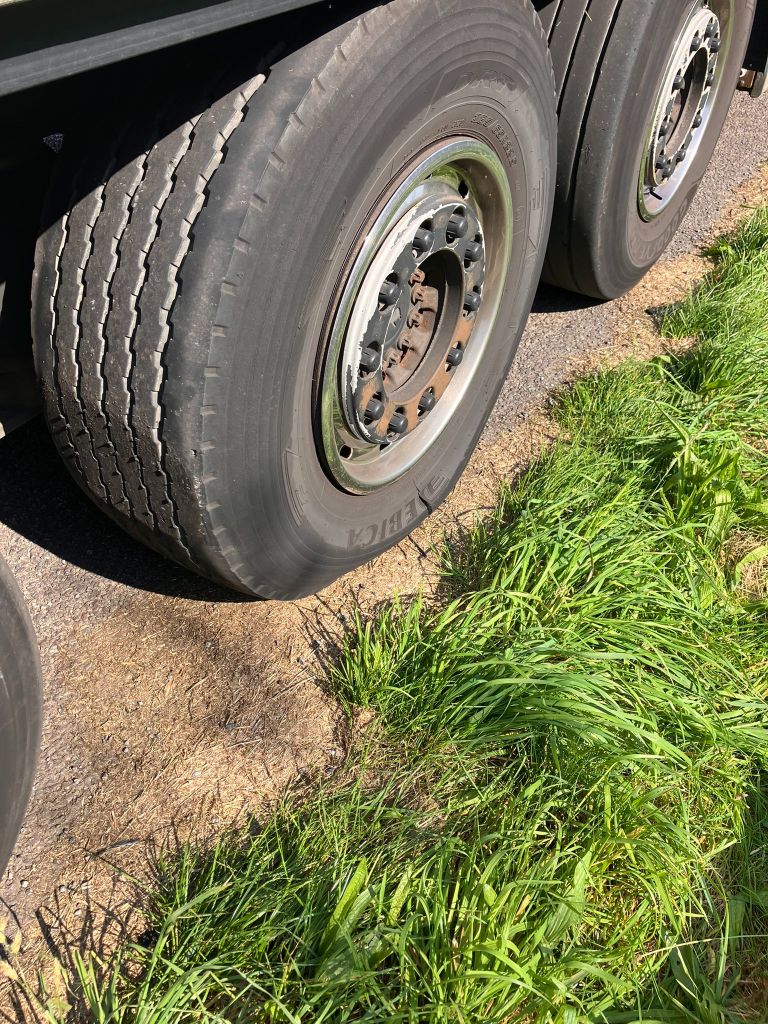 De vrachtwagen strandde met problemen met een wil en de accubooster (foto: X/Wis_Robert).