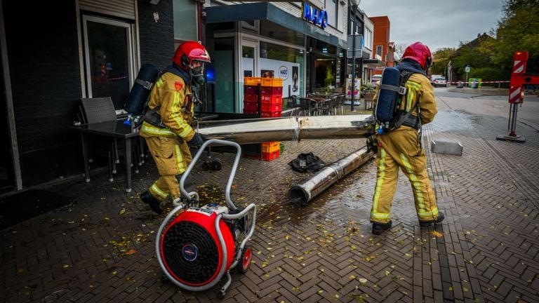 De brandweer moest  en deel van de keuken slopen om de vlammen te blussen (foto: SQ Vision).