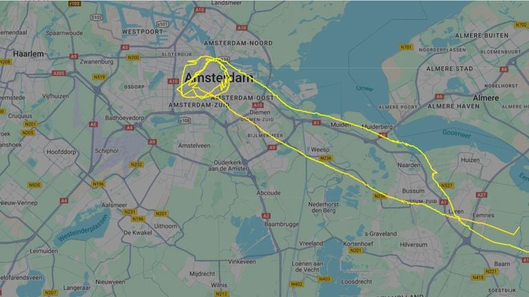 Het vliegtuig boven Amsterdam (foto: Flightradar). 