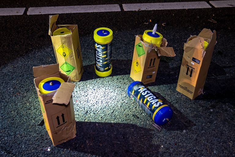 In de aangereden auto werden diverse cilinders lachgas gevonden en drugs (foto: Iwan van Dun/SQ Vision).