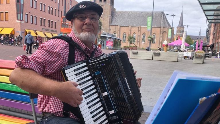 'Una paloma blanca' komt toonvast uit Juul's accordeon. (foto: Erik Peeters)