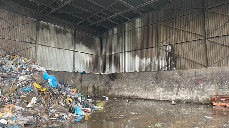 De loods waar zondag de brand uitbrak (foto: Imke van de Laar).