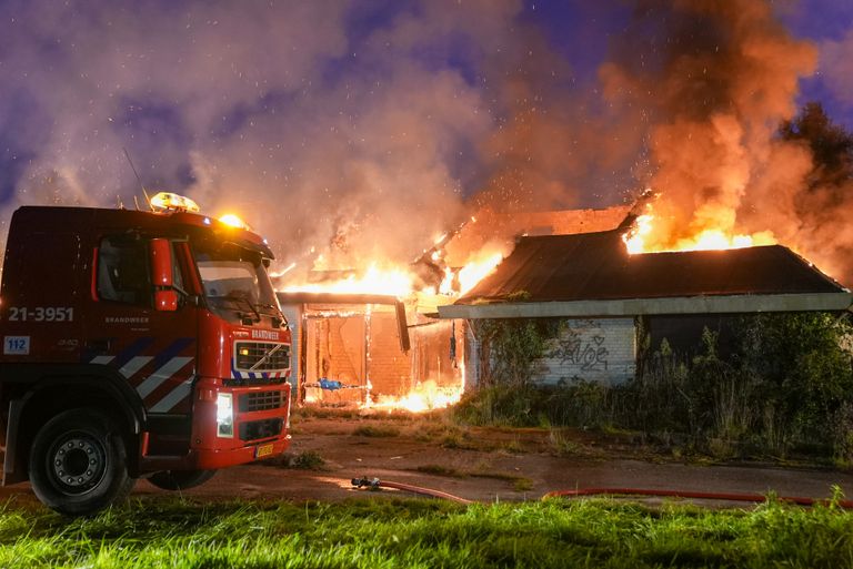 Het pand staat in lichterlaaie (foto: Gabor Heeres/SQ Vision).