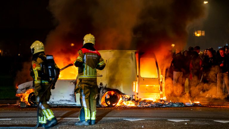 De brandende bestelbus in Wijk en Aalburg trok veel bekijks (foto: SQ Vision).