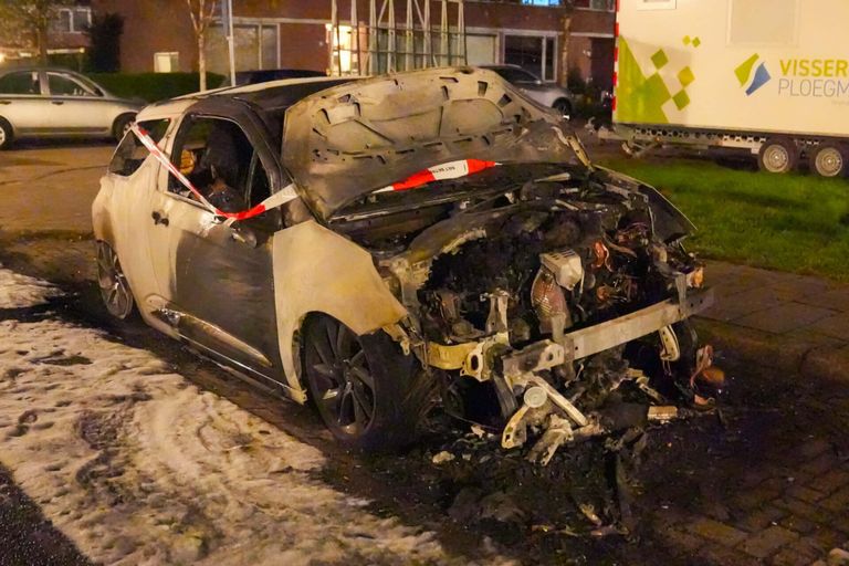 Van de auto aan de Jan Olieslagersstraat in Helmond bleef weinig over (foto: Harrie Grijseels/SQ Vision).