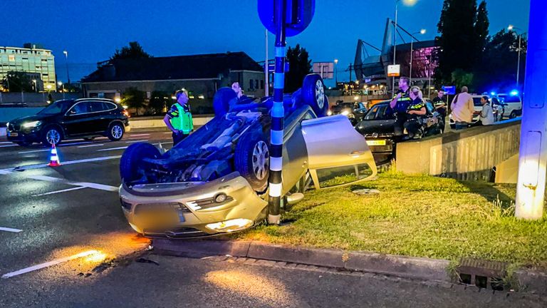 De aangereden auto kwamen tegen een verkeerslicht tot stilstand (foto: Sem van Rijssel/SQ Vision).