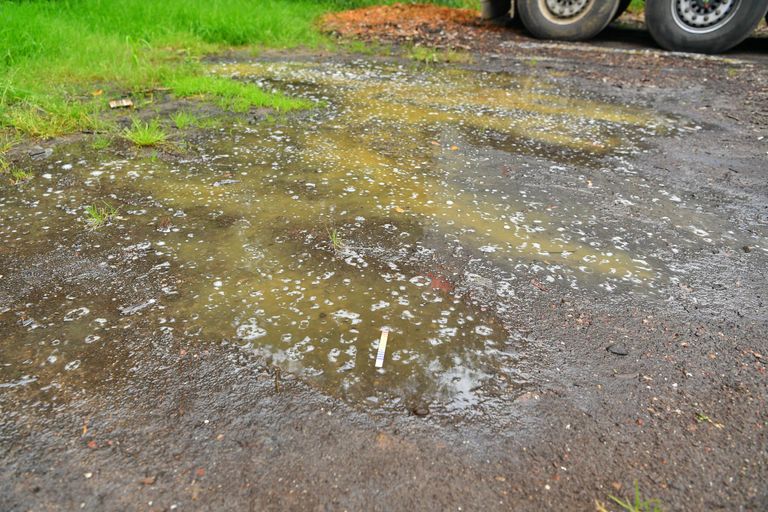 Wat de vrachtwagen in Heeze precies lekte, wordt onderzocht (foto: Rico Vogels/SQ Vision).