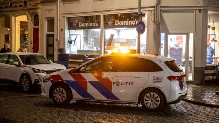 Politie voor de deur van de overvallen pizzeria (foto: Christian Traets/SQ Vision).