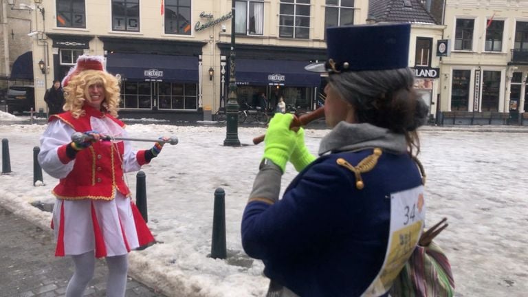 Bets en Ria als 'De zwakke blaoskapel' op de Havermarkt in Breda.