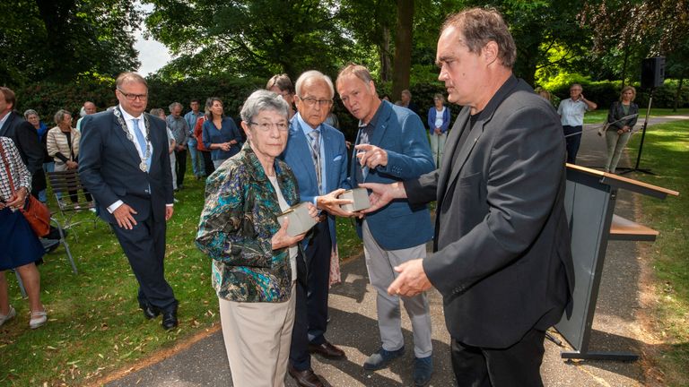 Marian Nachman-Neuhaus, midden, geflankeerd door locoburgemeester Jan Hoskam, 'onderduikbroertje' Ton en twee leden van de struikelstenenstichting, Ton de Klein en Wilbert Bouts (foto: Olaf Smits).