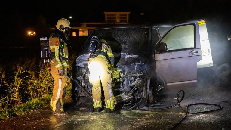 De brandweer bluste het bedrijfsbusje (foto: Christian Traets/SQ Vision).