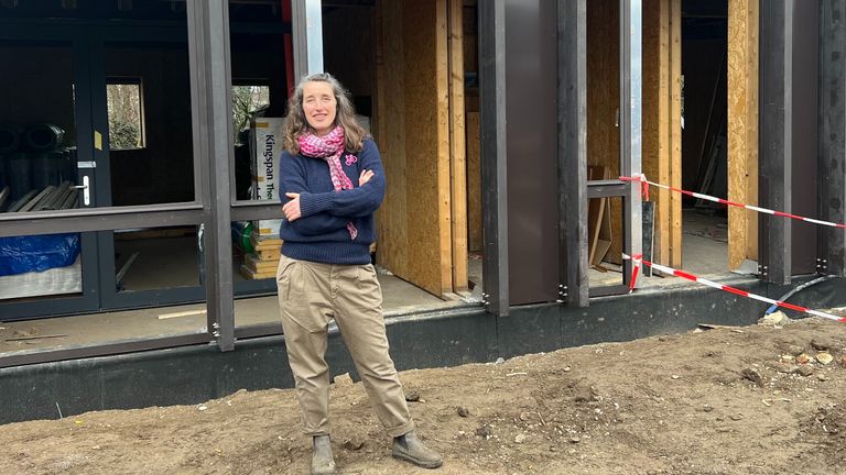 Sofie Gruyters woonde ooit als antikraker en bouwt nu haar eigen sociale huurwoning op die plek (foto: Megan Hanegraaf). 