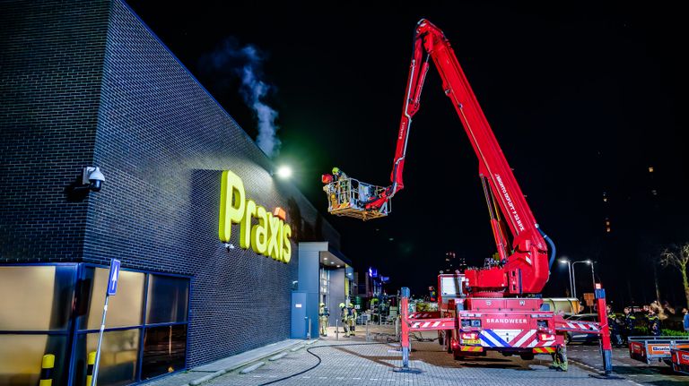 Witte rook bij bouwmarkt Praxis in Tilburg (foto: Jack Brekelmans / SQ Vision).