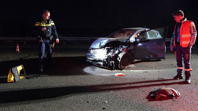 De automobilist crashte op de A2 bij Leende (foto: WdG/SQ Vision).