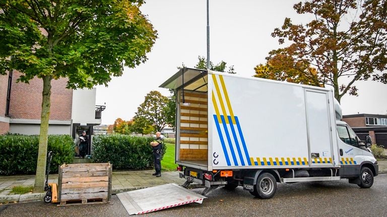 Een busje staat klaar om de 'hennepspullen' af te voeren (foto: SQ Vision Mediaprodukties).