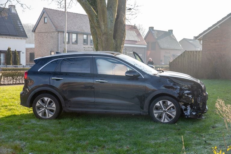 Eén van de wagens belandde na de botsing op een grasveldje (foto: Christian Traets/SQ Vision).