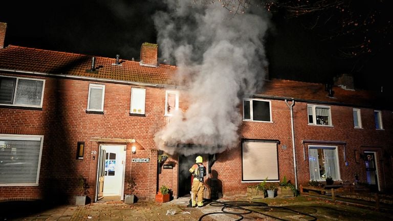 De brandweer aan het werk (foto: Toby de Kort/SQ Vision Mediaprodukties).