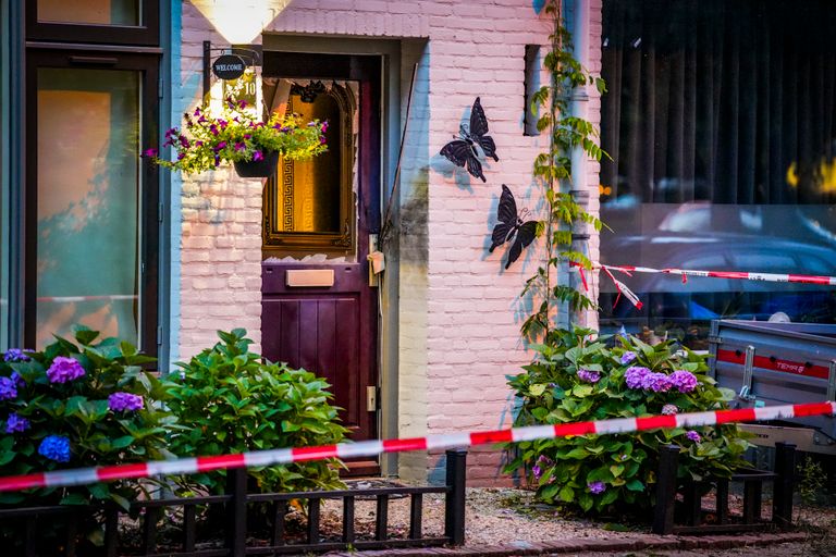 Het glas is uit de voordeur van het huis aan de  Jan van Eyckgracht in Eindhoven geblazen (foto: SQ Vision).