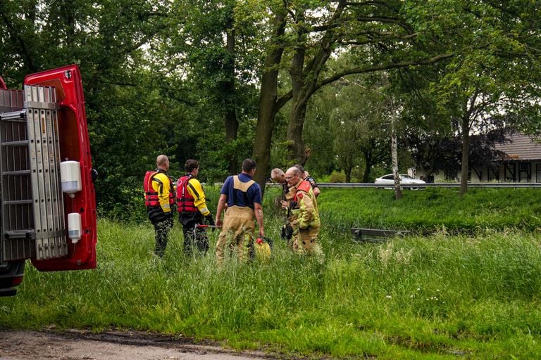 Brandweerlieden tijdens hun eerste zoektocht, vanmorgen, naar een ree (foto: Harrie Grijseels/SQ Vision).