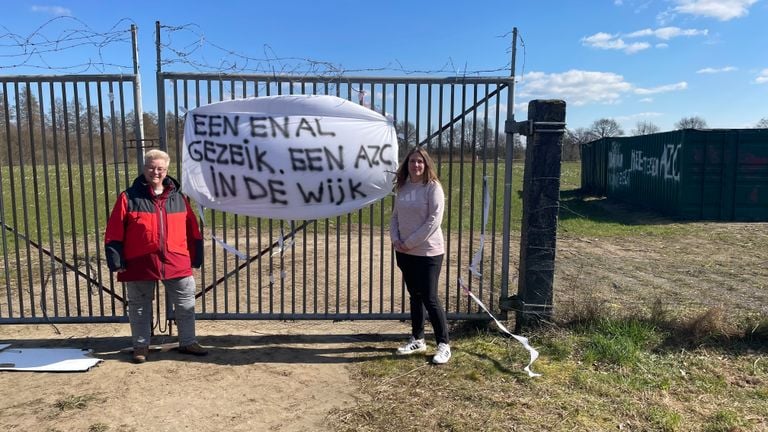 Saskia Frunt en Chantal Verhagen protesteren tegen de komst van het azc in Berlicum (foto: Omroep Brabant)