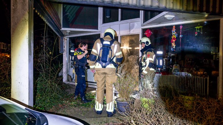 De schade bij het voormalige kerkgebouw lijkt mee te vallen (foto: Marcel van Dorst/SQ Vision).