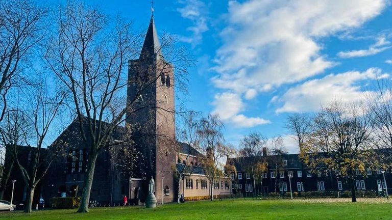 De voormalige Heilig Hartkerk in Kalsdonk  foto: Erik Peeters).