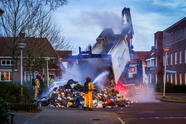 De brandweer blust de afvalbrand (foto: SQ Vision).