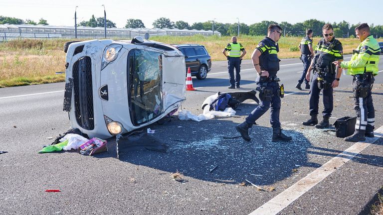 De auto eindigde na de crash op de A16 op zijn zijkant (foto: Tom van der Put/SQ Vision).