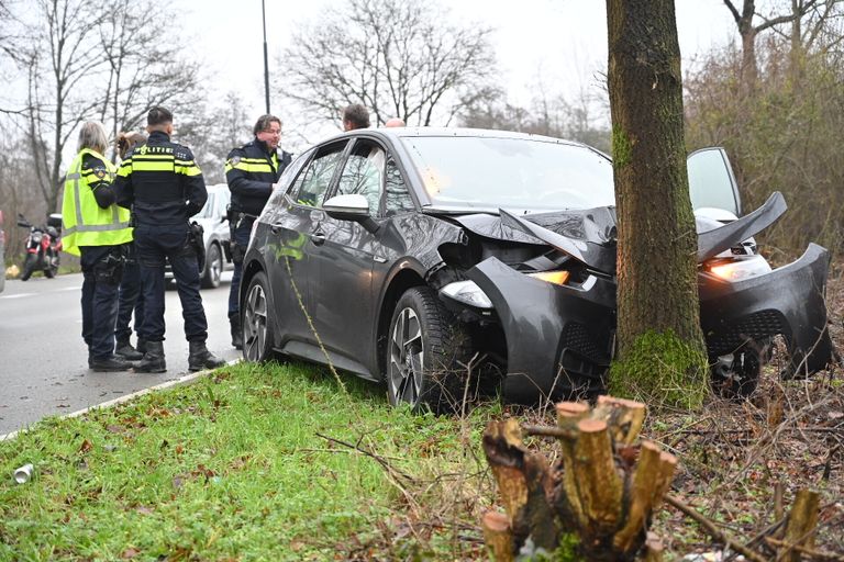 De auto die tegen een boom botste (foto: Perry Roovers/SQ Vision Mediaprodukties).