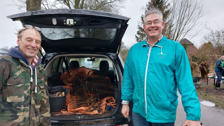 Jan Blonk en Peter Hoenderkamp komen de laatste boompjes ophalen (foto: Tom Berkers) 