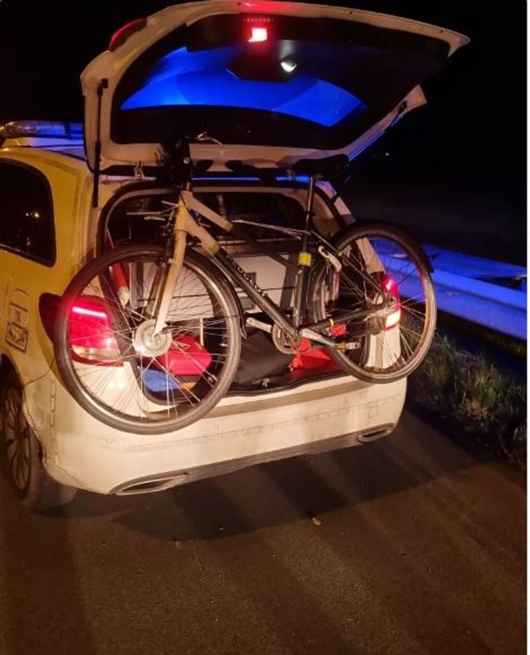 Agenten haalden de fietser van de A59 (foto: Instagram wijkagent De Groote Wielen).