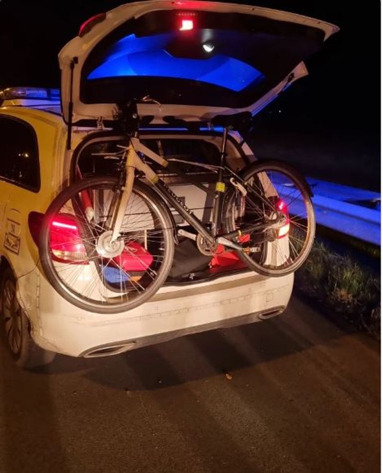 Agenten haalden de fietser van de A59 (foto: Instagram wijkagent De Groote Wielen).