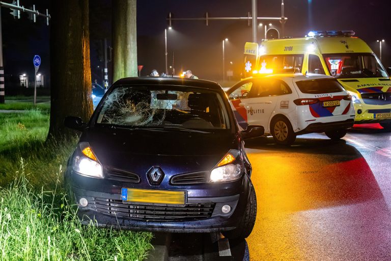 De fietser werd geraakt door een automobilist die vanaf de Baggerweg met zijn auto de Vlashoflaan in Tilburg inreed (foto: Jack Brekelmans/SQ Vision).