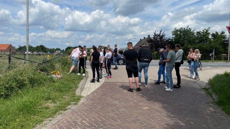 Steeds meer mensen komen samen (foto: René van Hoof).