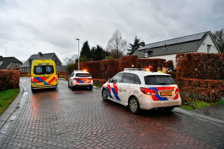 Politie en ambulance verleenden hulp (foto: SQ Vision Mediaprodukties).