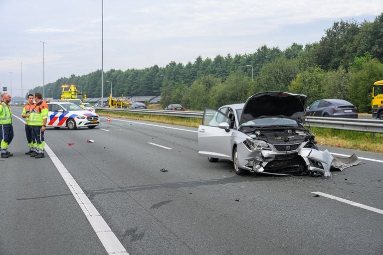 Een van de zwaar beschadigde auto's (foto: Tom van der Put/SQ Vision).