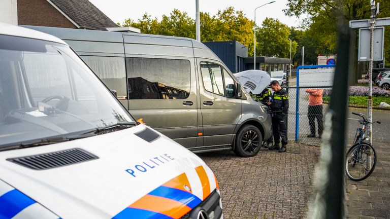 Politie op het terrein van het garagebedrijf (foto: SQ Vision Mediaprodukties).